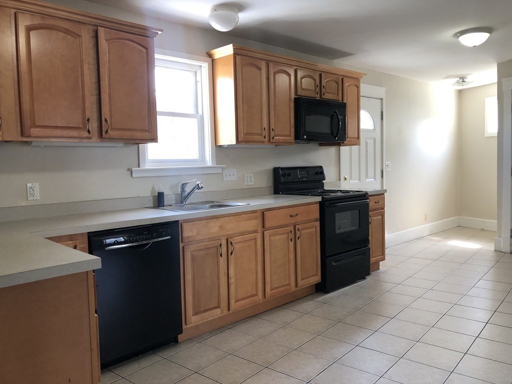 4 bed, 2 bath apartment for rent at 39 Magazine St Unit 2, Roxbury — photo 4 of 34