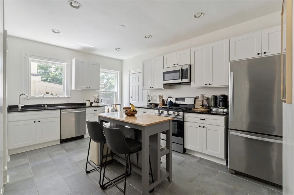 4 bed, 1 bath apartment for rent at 39 Mellen St Unit A, Dorchester — photo 8 of 11