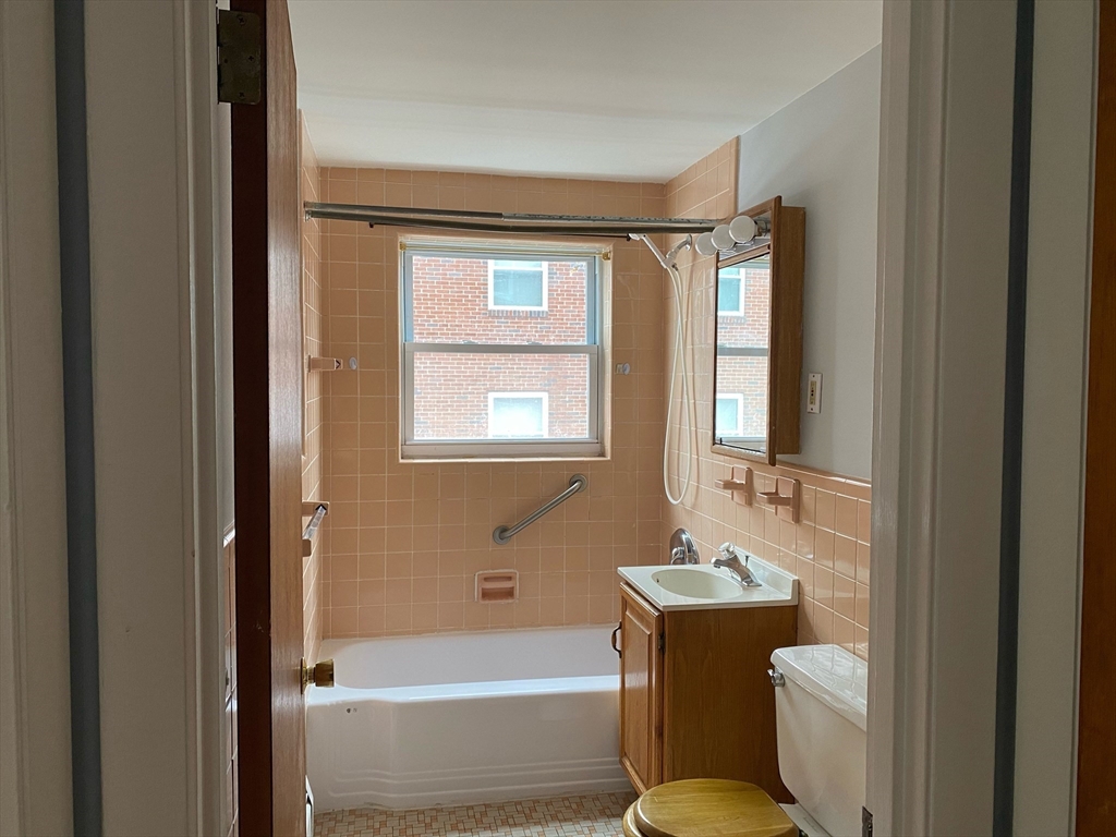 1 bed, 1 bath apartment for rent at 39 Montvale Ave Unit 7, Woburn — photo 6 of 7