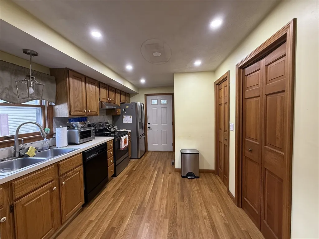 2 bed, 1 bath apartment for rent at 39 Plimpton Ave Unit 39, Norwood — photo 3 of 10