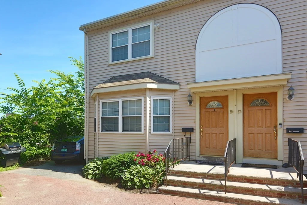 3 bed, 1 bath apartment for rent at 39 R Middle Unit 1, South Boston