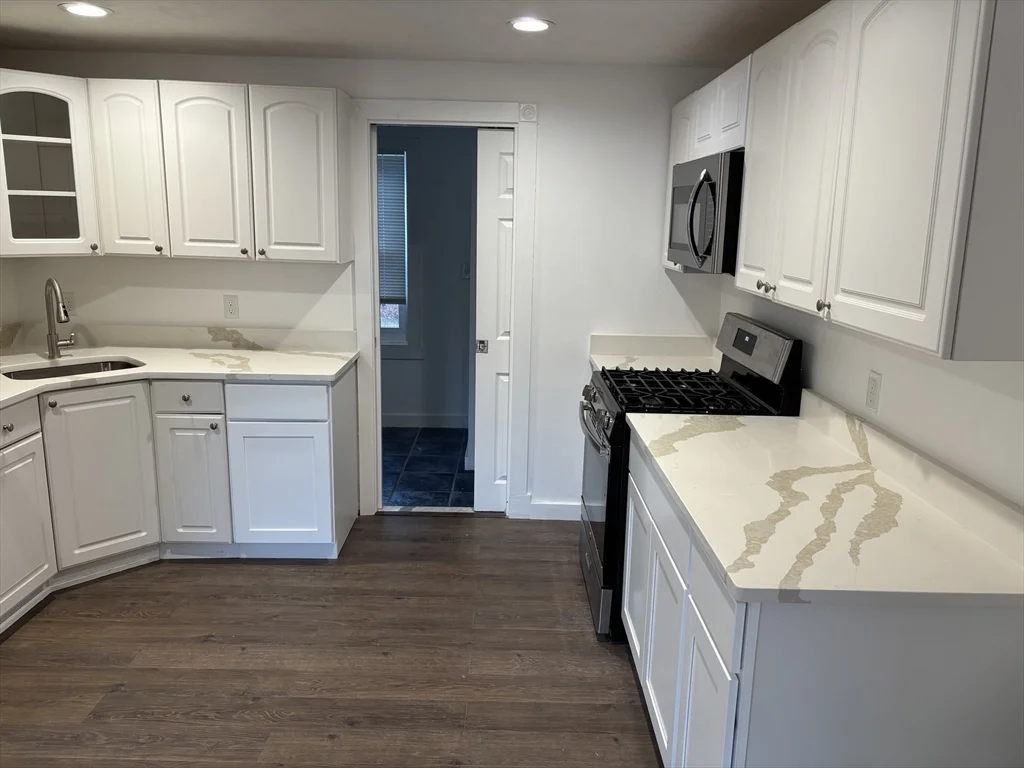 1 bed, 1 bath apartment for rent at 39 Raymond Unit R, Franklin — photo 4 of 17