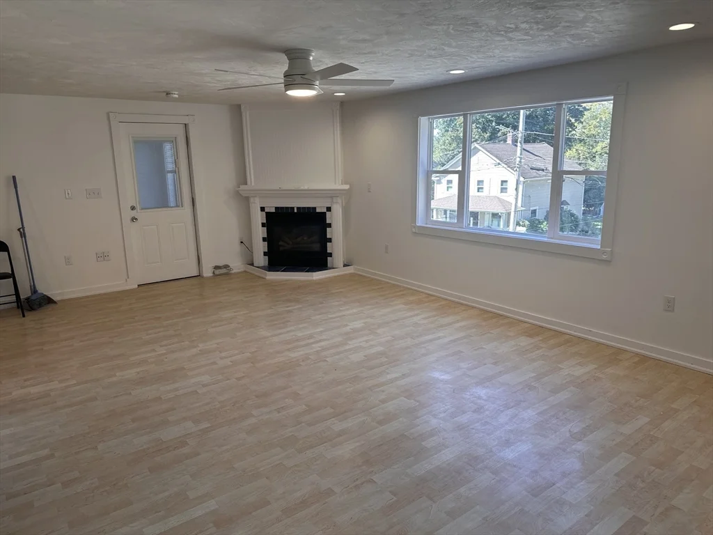 1 bed, 1 bath apartment for rent at 39 Raymond Unit R, Franklin — photo 5 of 17