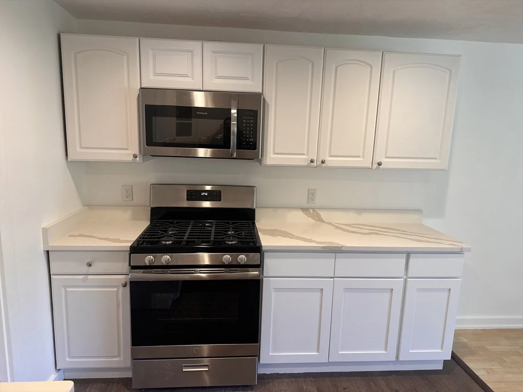 1 bed, 1 bath apartment for rent at 39 Raymond Unit R, Franklin — photo 2 of 17
