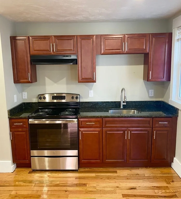 3 bed, 1 bath apartment for rent at 39 Salem St Unit 1, Salem — photo 2 of 6