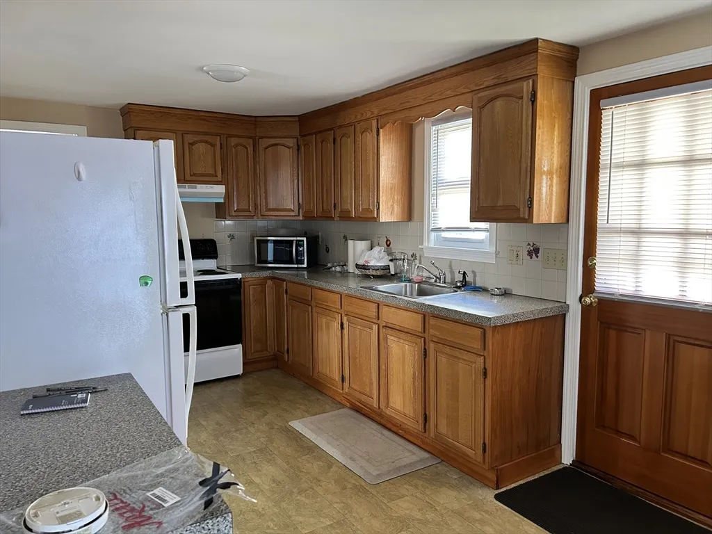 1 bed, 1 bath apartment for rent at 39 School St Unit 1, Milford — photo 3 of 10