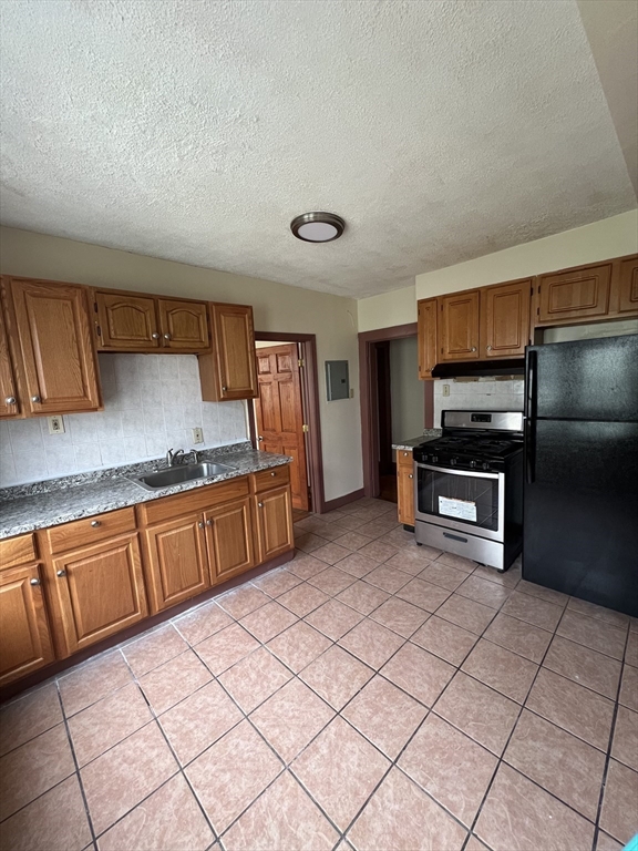 3 bed, 1 bath apartment for rent at 39 Stellman Rd Unit 3, Roslindale — photo 3 of 7