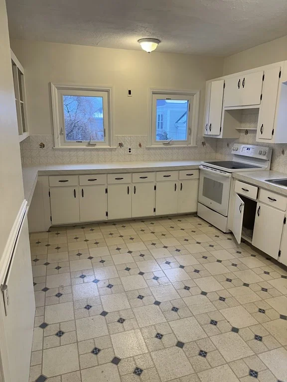 2 bed, 1 bath apartment for rent at 39 Thorndike St Unit 2, Beverly — photo 5 of 6