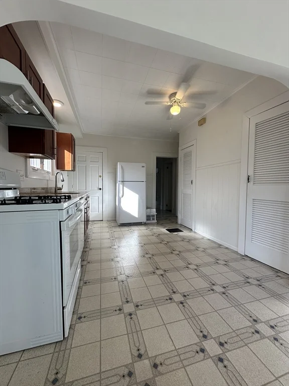 1 bed, 1 bath apartment for rent at 39 Thorndike Unit 1, Beverly — photo 2 of 6