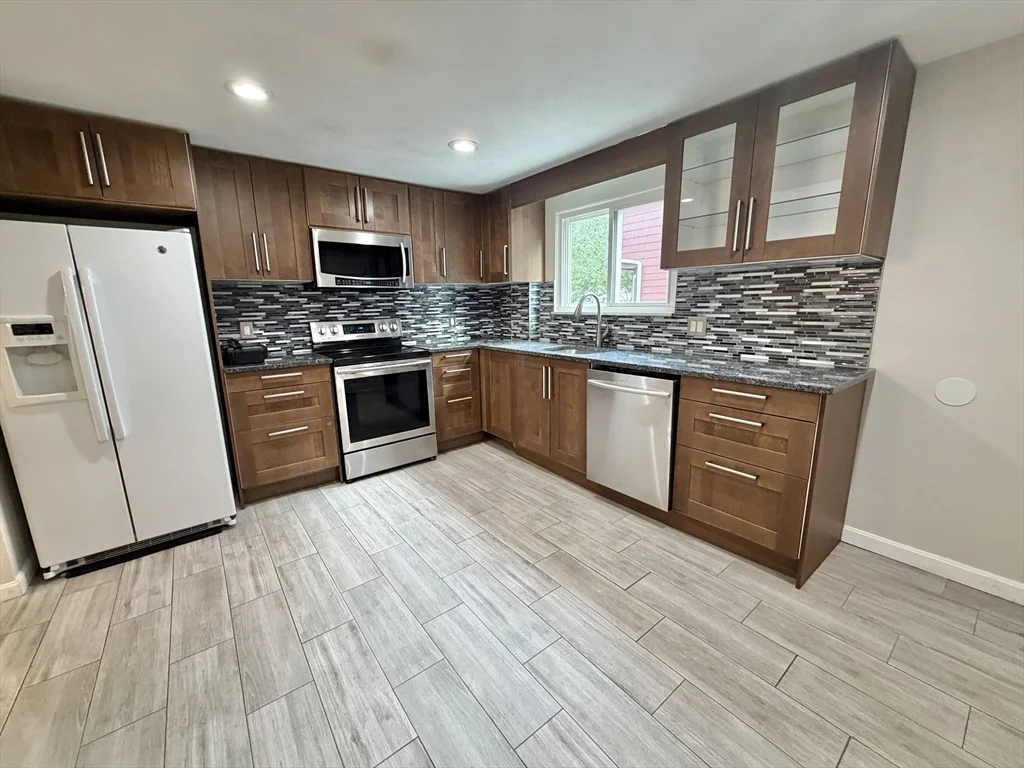 2 bed, 1 bath apartment for rent at 39 Townly Rd Watertown Unit 1, Watertown — photo 6 of 24