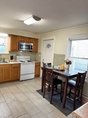 3 bed, 1 bath apartment for rent at 39 W L St, Lowell — photo 6 of 13