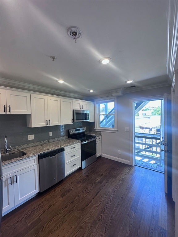 3 bed, 1 bath apartment for rent at 39 West Walnut Park Unit 2, Roxbury — photo 2 of 13