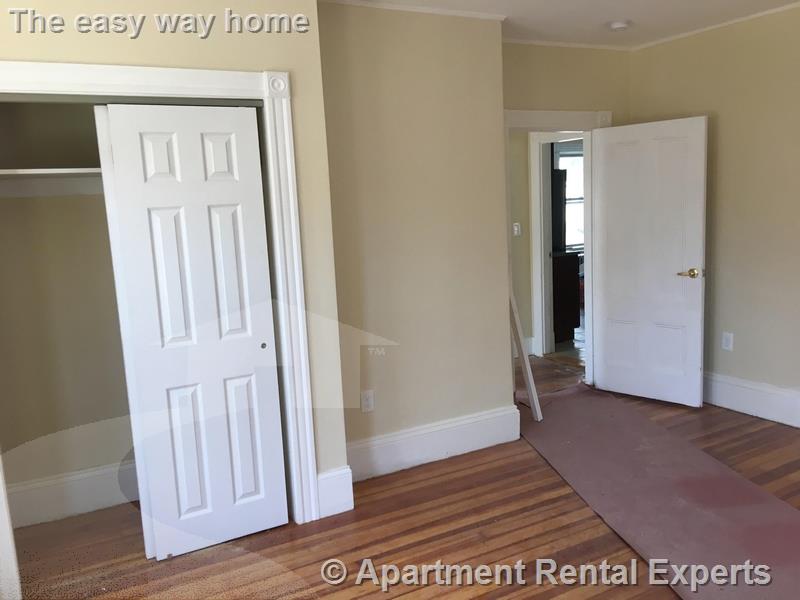 5 bed, 2 bath apartment for rent at 39 Watts St, Salem St. Area — photo 9 of 12