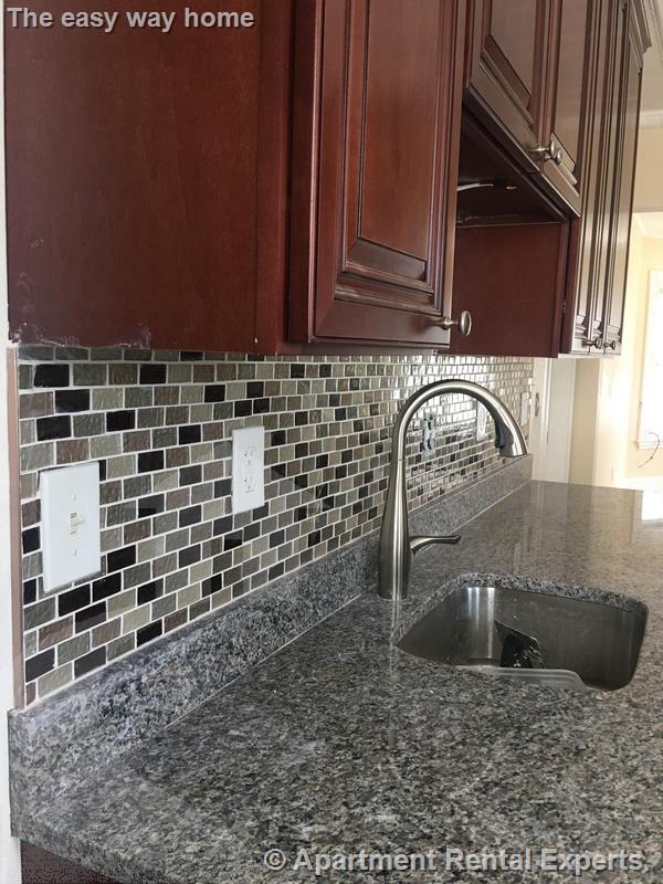 5 bed, 2 bath apartment for rent at 39 Watts St, Salem St. Area — photo 3 of 12