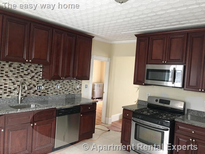 5 bed, 2 bath apartment for rent at 39 Watts St, Salem St. Area — photo 2 of 12