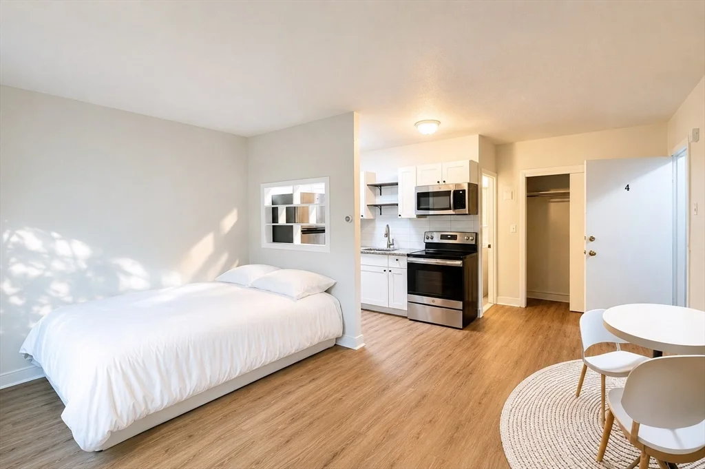 Studio bed, 1 bath apartment for rent at 39 Willow St Unit 4, West Roxbury