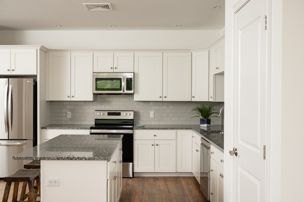 1 bed, 1 bath apartment for rent at 390 Chief Justice Cushing Hwy Unit 215, Cohasset — photo 5 of 16