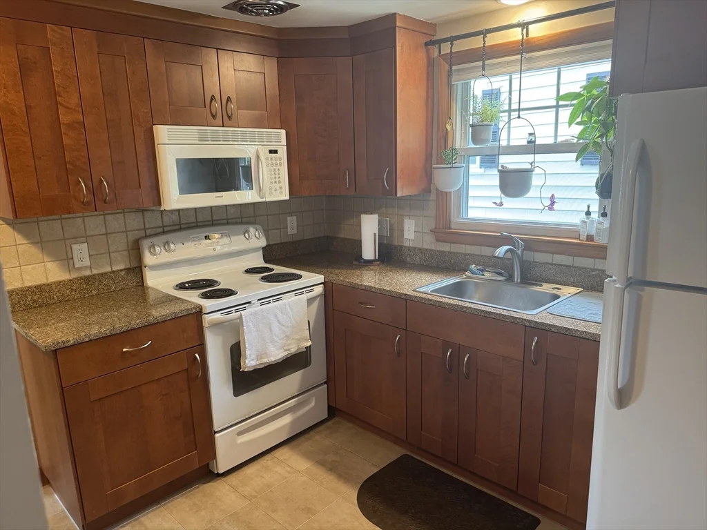 2 bed, 1 bath apartment for rent at 390 Massachusetts Unit 2, Lexington — photo 4 of 13