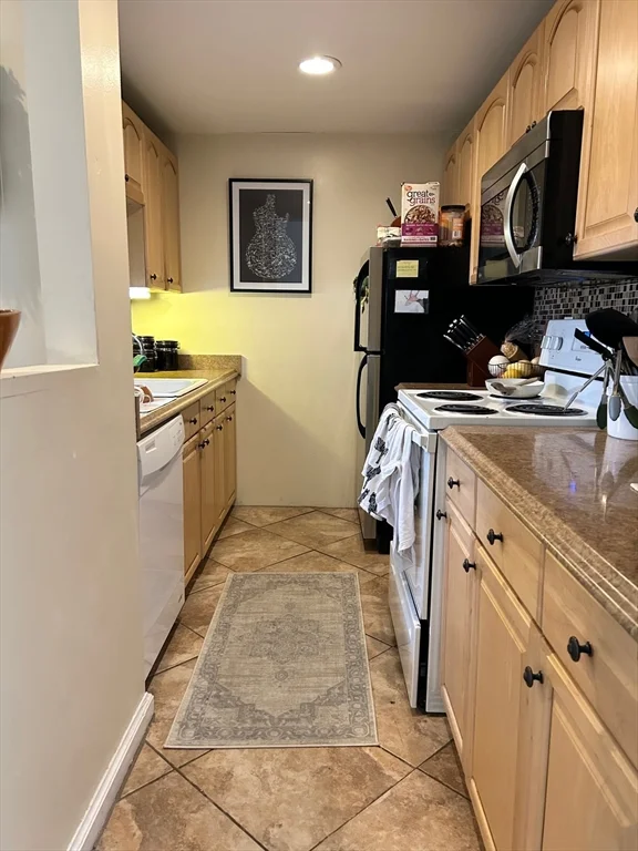 2 bed, 2 bath apartment for rent at 390 Riverway Unit 8, Coolidge Corner — photo 2 of 7