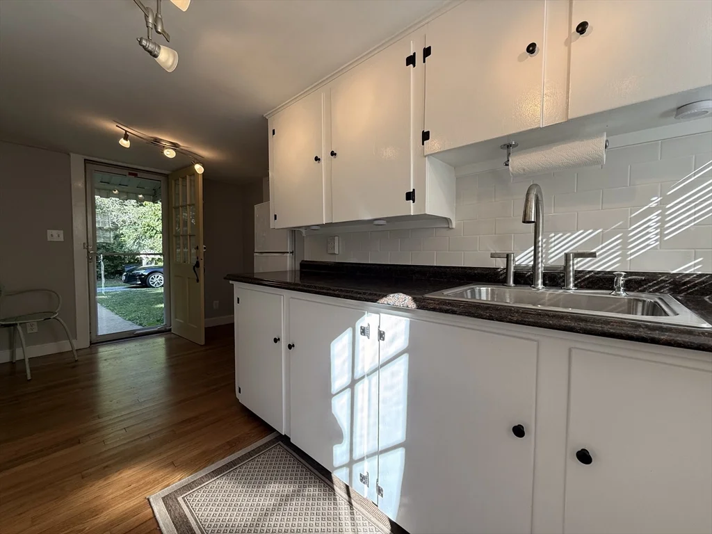 1 bed, 1 bath apartment for rent at 391 Bedford St Unit R, Concord — photo 3 of 9