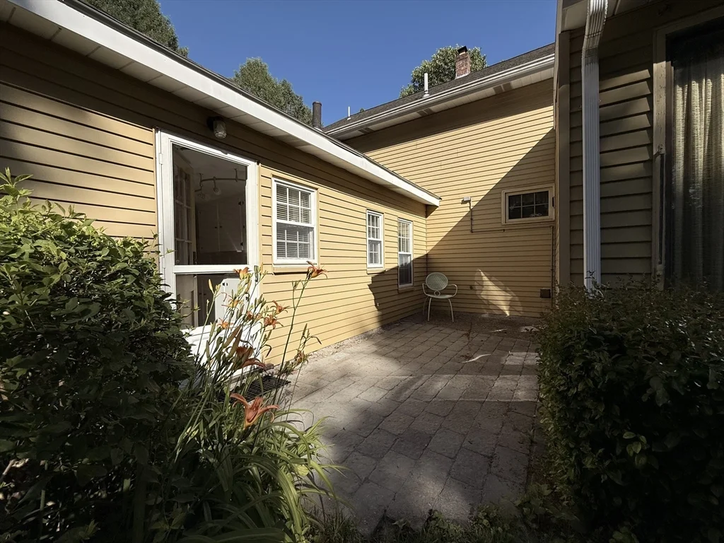 1 bed, 1 bath apartment for rent at 391 Bedford St Unit R, Concord — photo 8 of 9