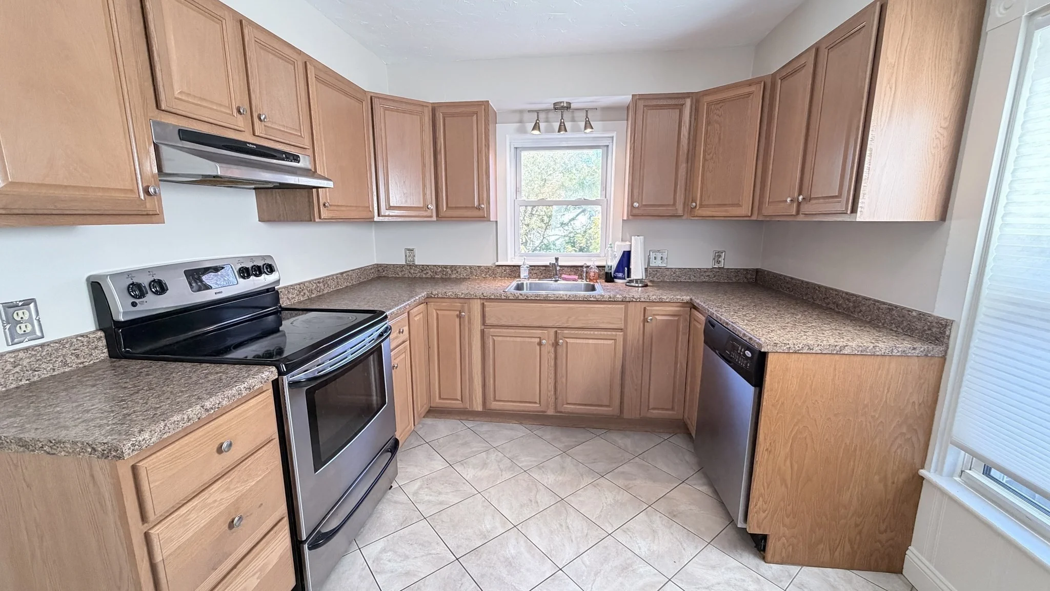 3 bed, 1 bath apartment for rent at 391 Commercial St, Braintree — photo 2 of 21