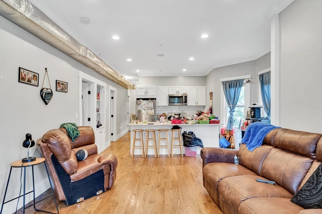 3 bed, 1 bath apartment for rent at 3916 Washington St Unit 1, Boston — photo 2 of 10