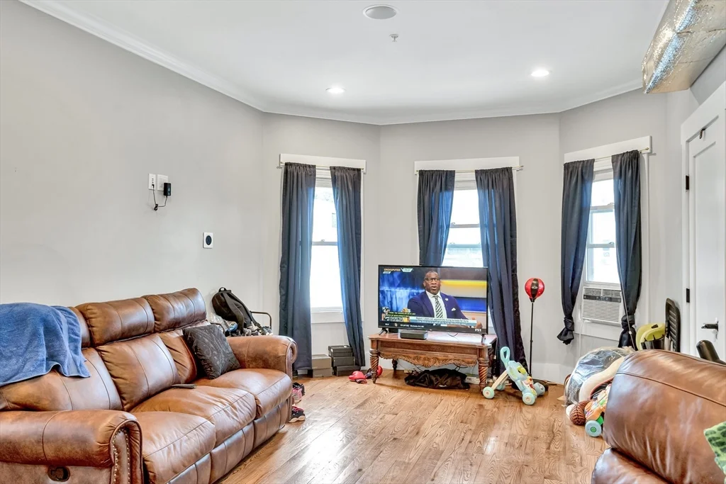 3 bed, 1 bath apartment for rent at 3916 Washington St Unit 1, Boston — photo 3 of 10