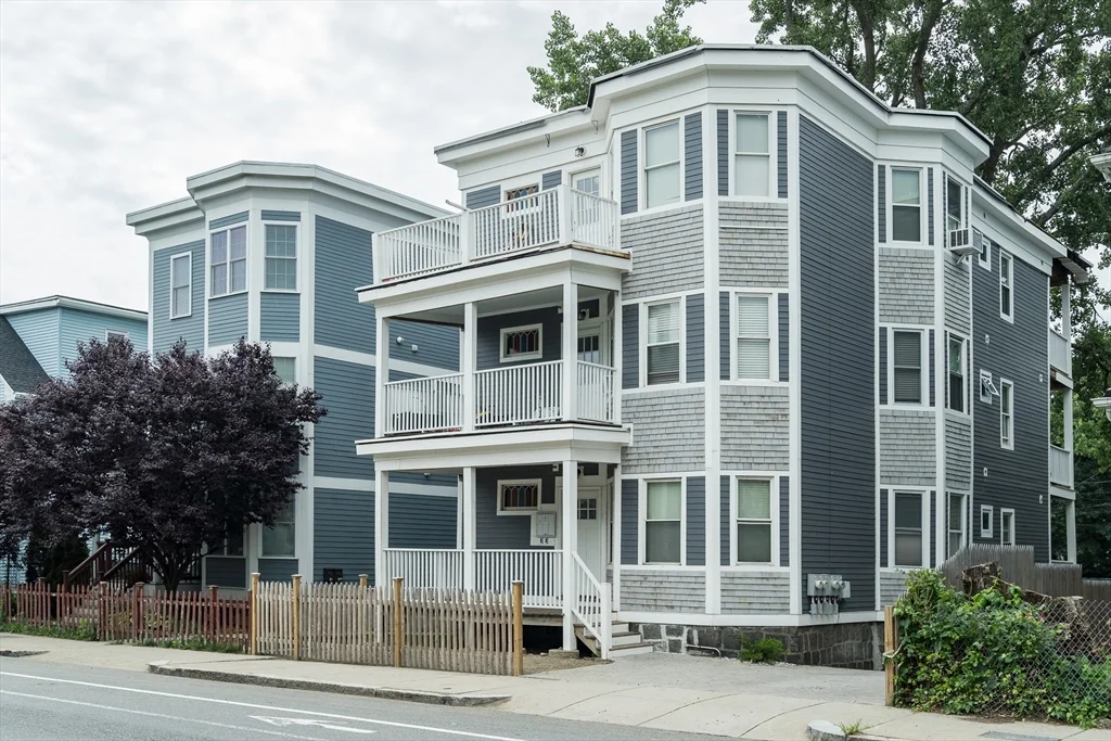 3 bed, 1 bath apartment for rent at 3916 Washington St Unit 1, Boston — photo 1 of 10