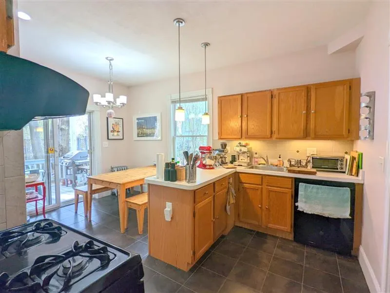 2 bed, 1 bath apartment for rent at 392 Washington St Unit 1, Ward Two — photo 6 of 18