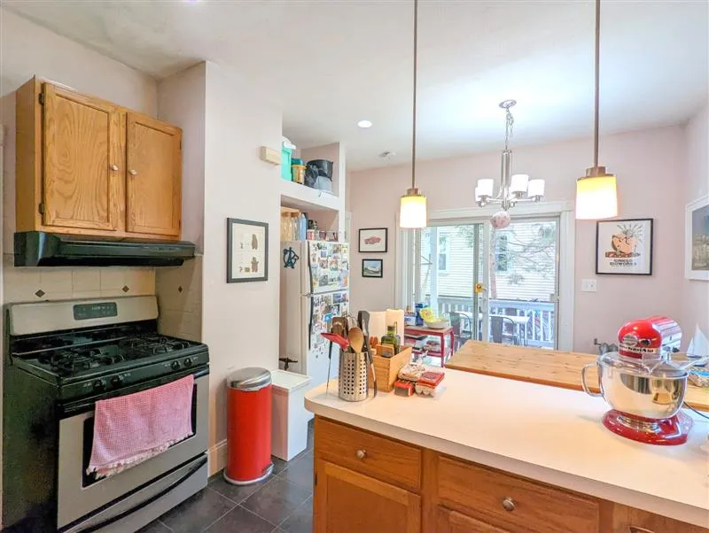 2 bed, 1 bath apartment for rent at 392 Washington St Unit 1, Ward Two