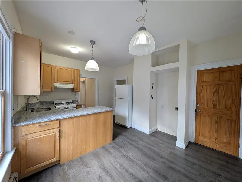 2 bed, 1 bath apartment for rent at 392 Washington St Unit 2a, Ward Two — photo 8 of 23