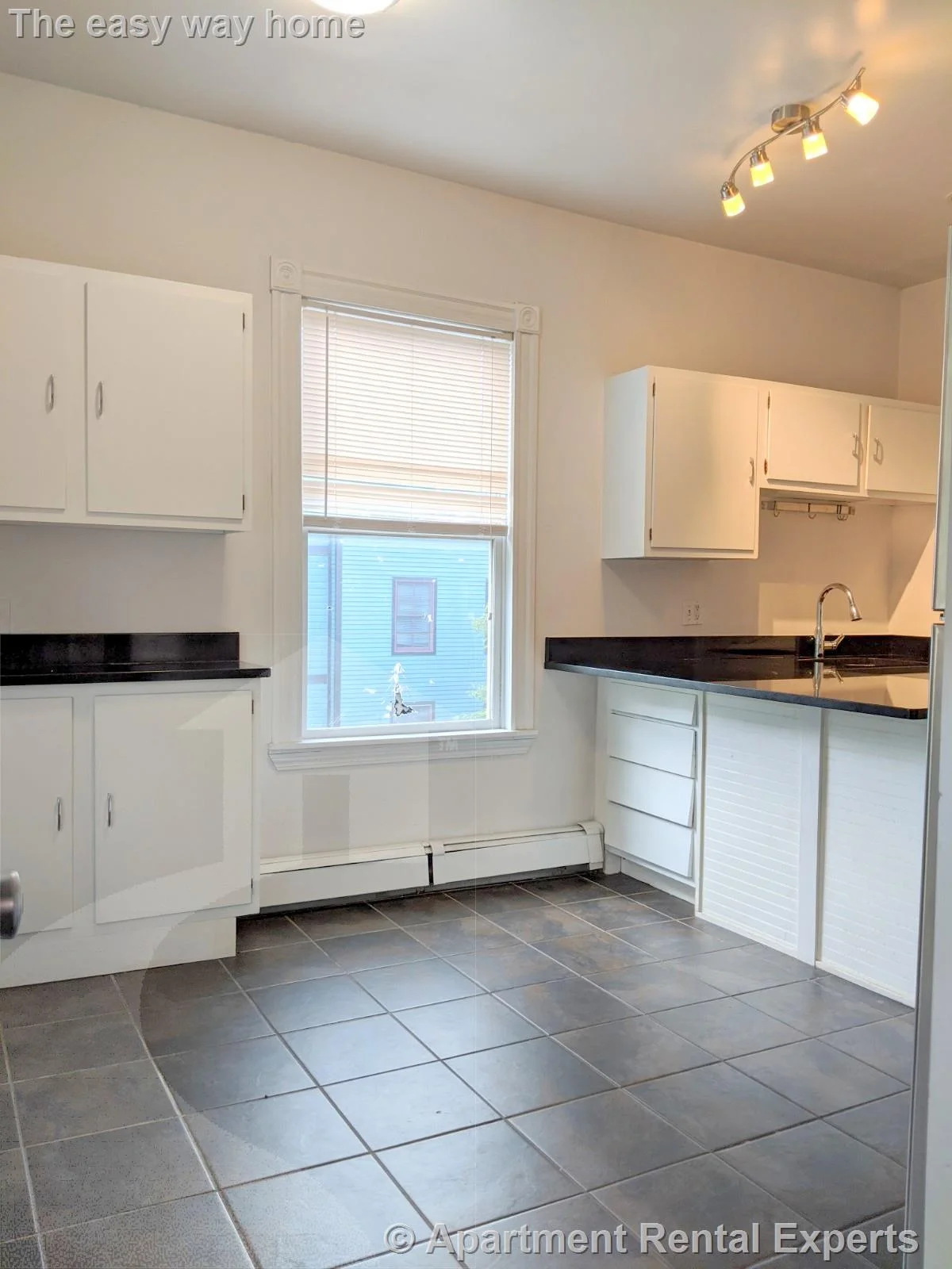 3 bed, 1 bath apartment for rent at 392 Washington St Unit 3, Ward Two — photo 3 of 24