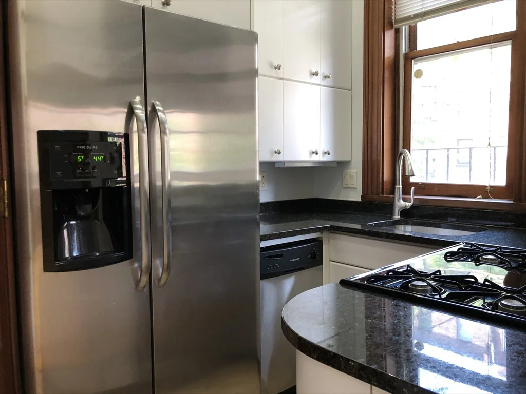 Studio bed, 1 bath apartment for rent at 393 Marlborough St Unit 2, Back Bay — photo 8 of 10