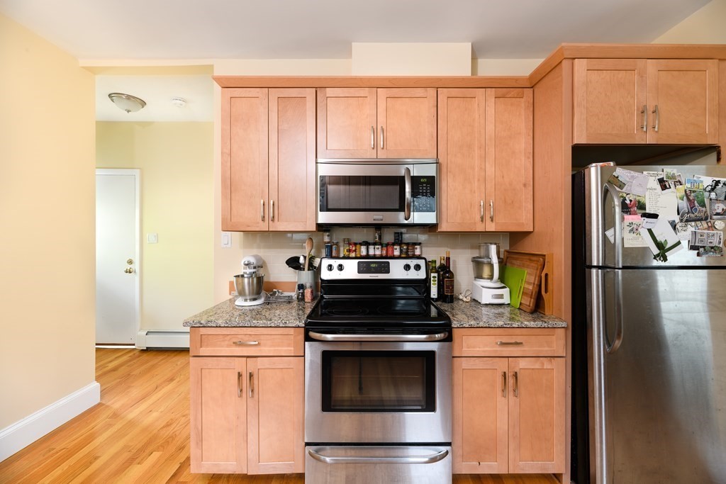 3 bed, 1 bath apartment for rent at 393 Washington St Unit 2, Ward Two — photo 3 of 9