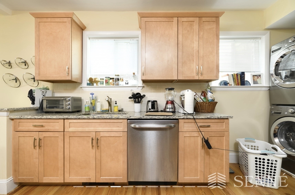 3 bed, 1 bath apartment for rent at 393 Washington Unit 1, Ward Two — photo 3 of 12