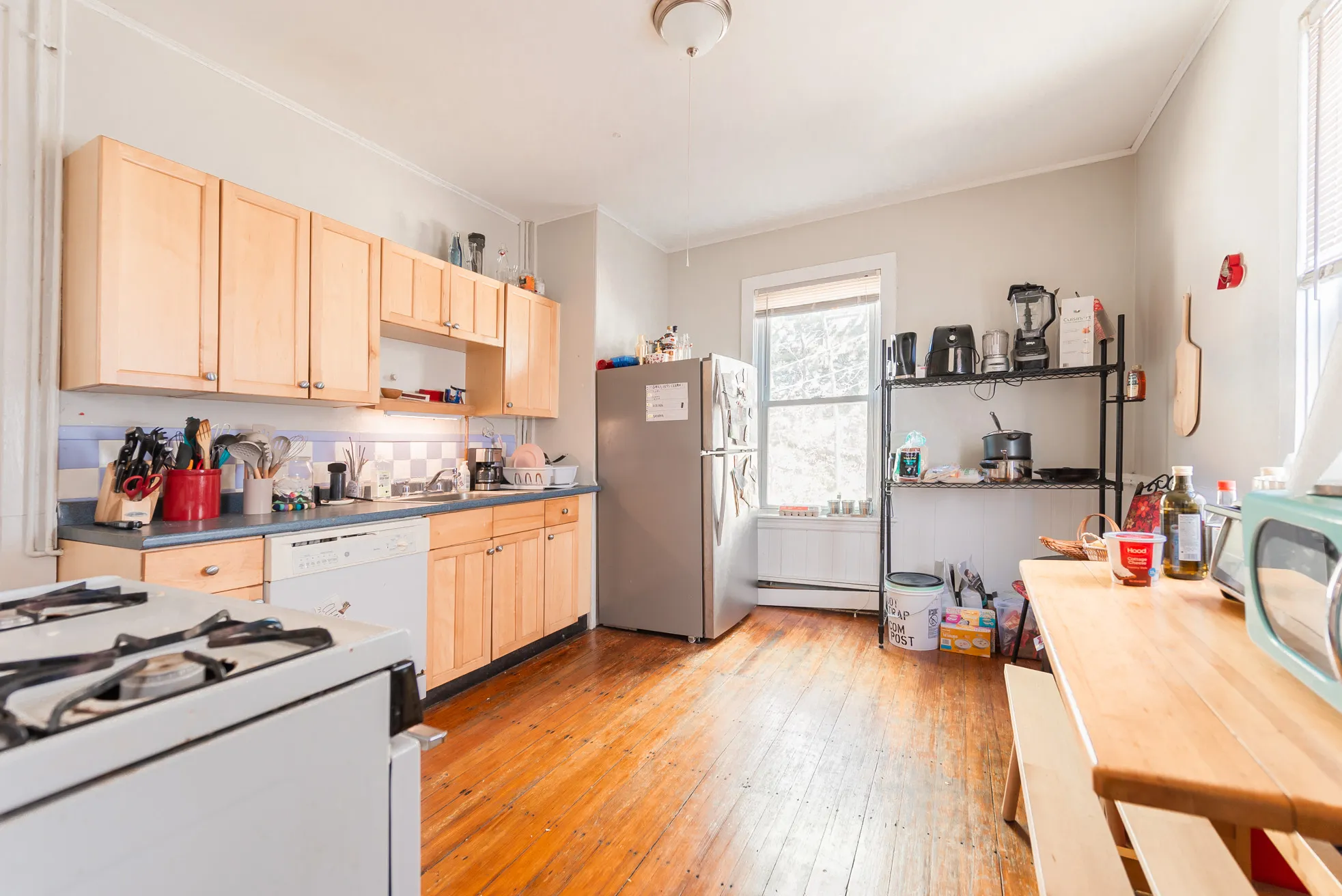 3 bed, 1 bath apartment for rent at 394 Centre St Unit 2, Jamaica Plain — photo 3 of 11