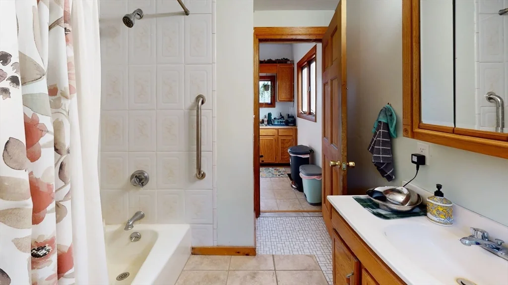 5 bed, 2 bath apartment for rent at 395 Lexington St Unit 2, Newton — photo 13 of 13