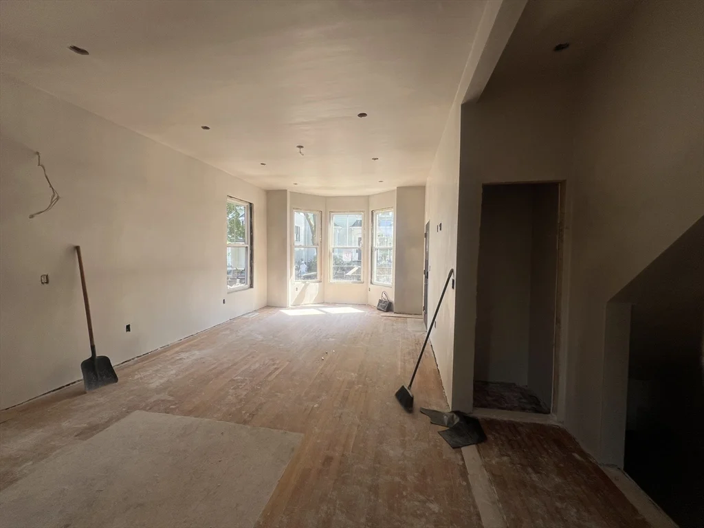 4 bed, 2 bath apartment for rent at 395 W 4th St Unit 1, South Boston — photo 4 of 30