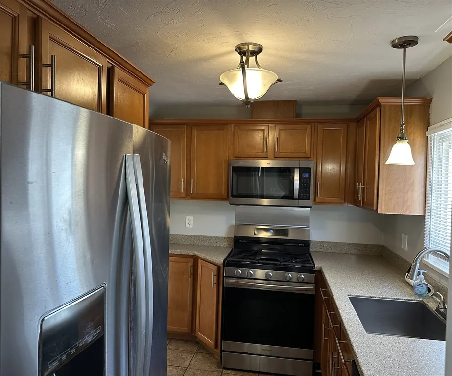 3 bed, 1 bath apartment for rent at 396 Durfee St Unit 1, Fall River — photo 5 of 13