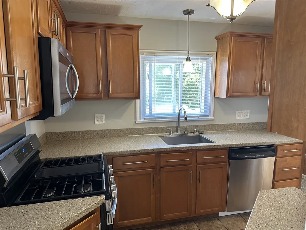 3 bed, 1 bath apartment for rent at 396 Durfee St Unit 1, Fall River — photo 4 of 13