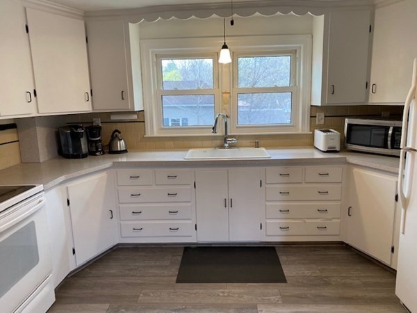 3 bed, 1 bath apartment for rent at 397 Massasoit Rd, Quinsigamond Valley — photo 5 of 25