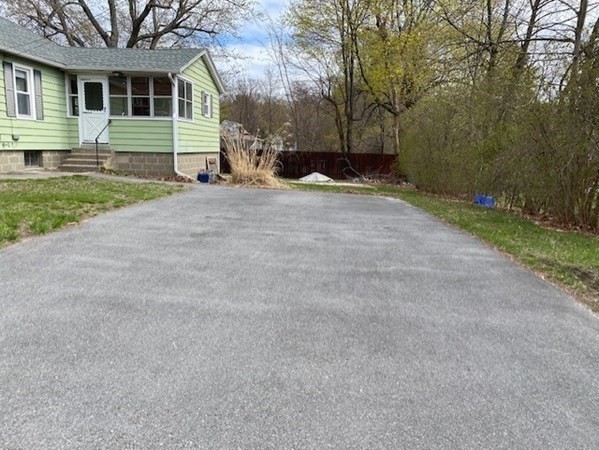 3 bed, 1 bath apartment for rent at 397 Massasoit Rd, Quinsigamond Valley — photo 3 of 25
