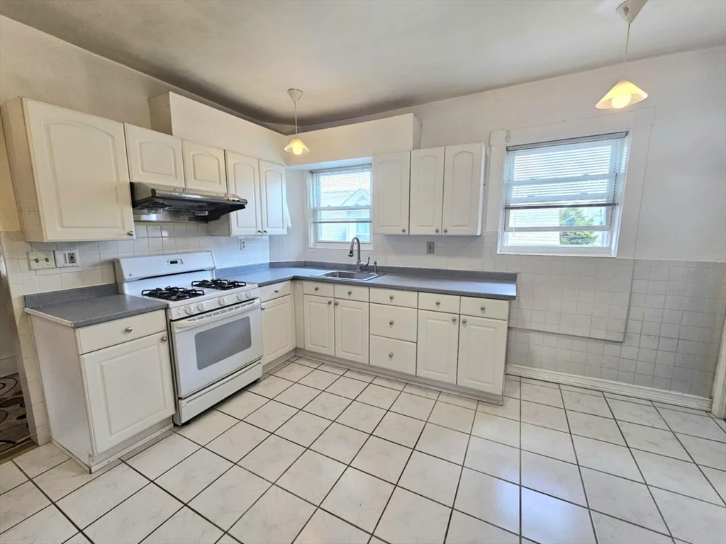3 bed, 1 bath apartment for rent at 398 Charles St Unit 2, Malden — photo 5 of 39