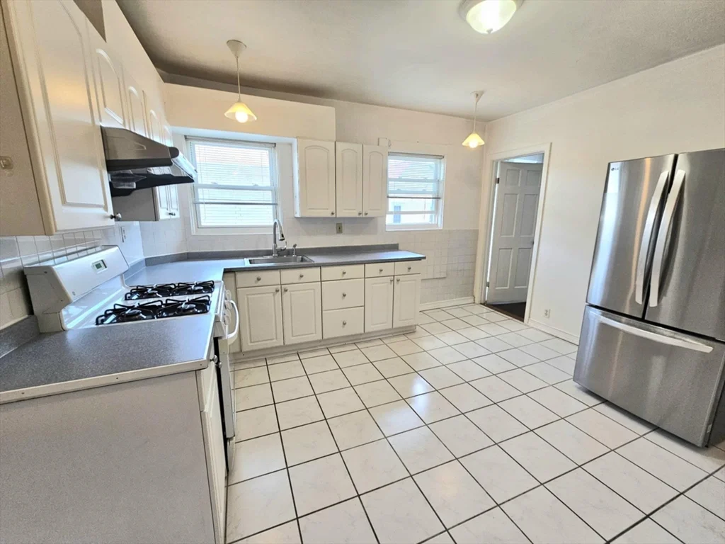 3 bed, 1 bath apartment for rent at 398 Charles St Unit 2, Malden — photo 6 of 39