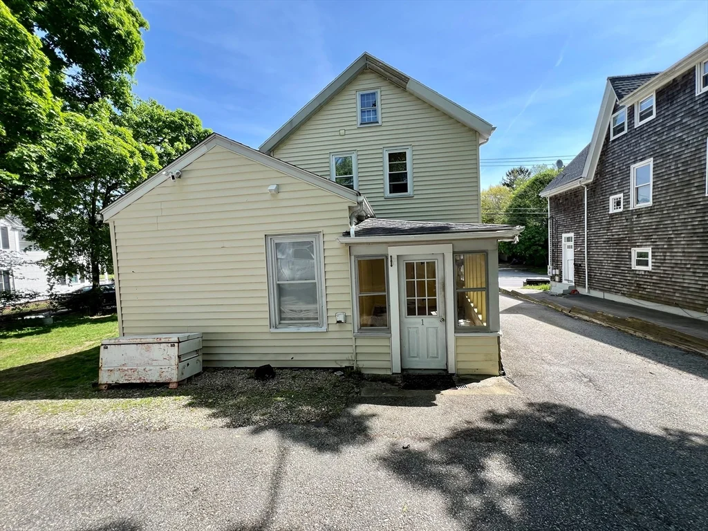 2 bed, 1 bath apartment for rent at 398 Court St Unit 1, Plymouth — photo 2 of 15