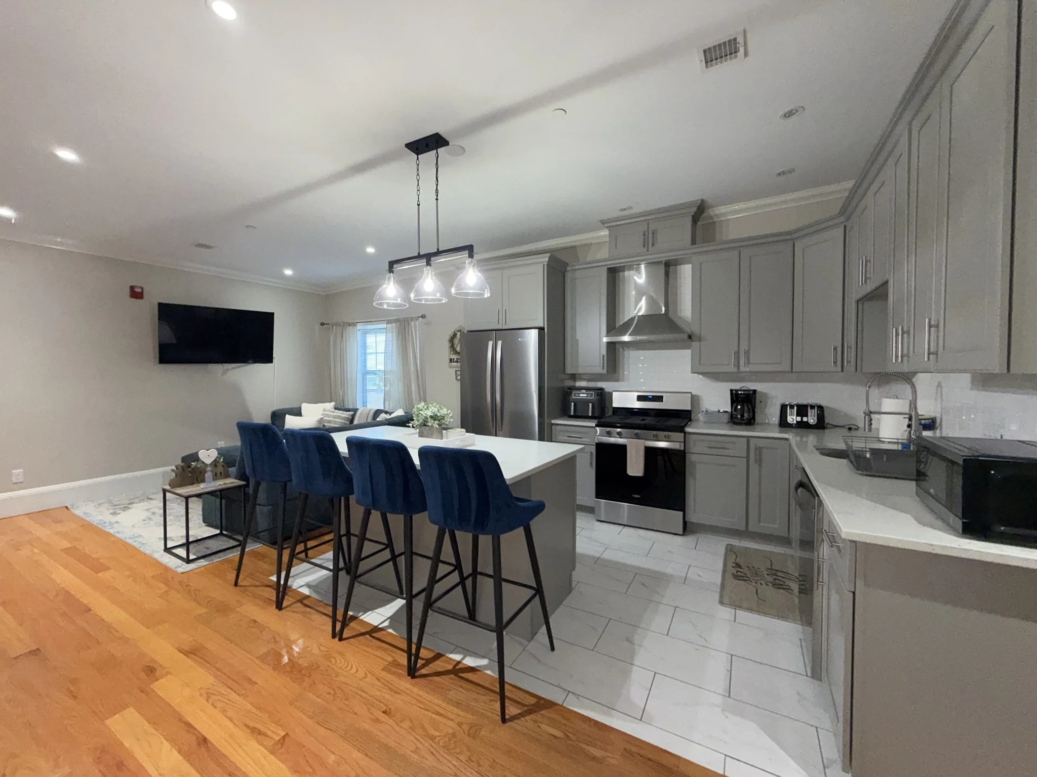 2 bed, 2 bath apartment for rent at 399 Broadway Unit 3, Bellingham Square — photo 2 of 19