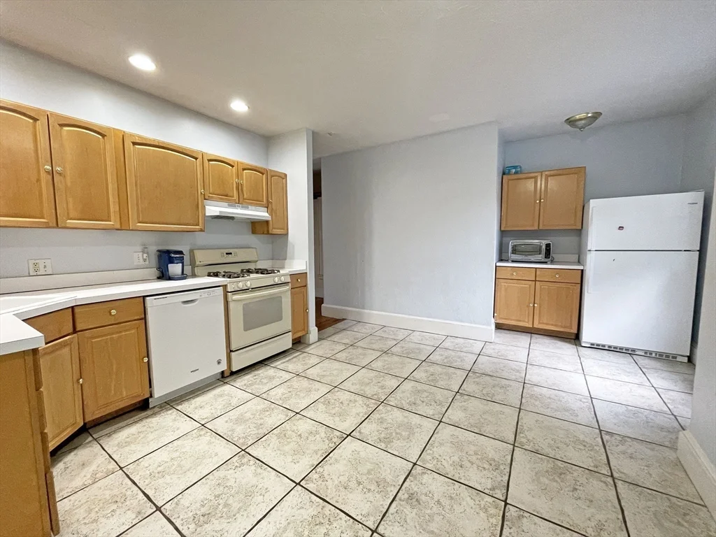 5 bed, 3 bath apartment for rent at 399 Newtonville Ave Unit 2, Newtonville — photo 8 of 24