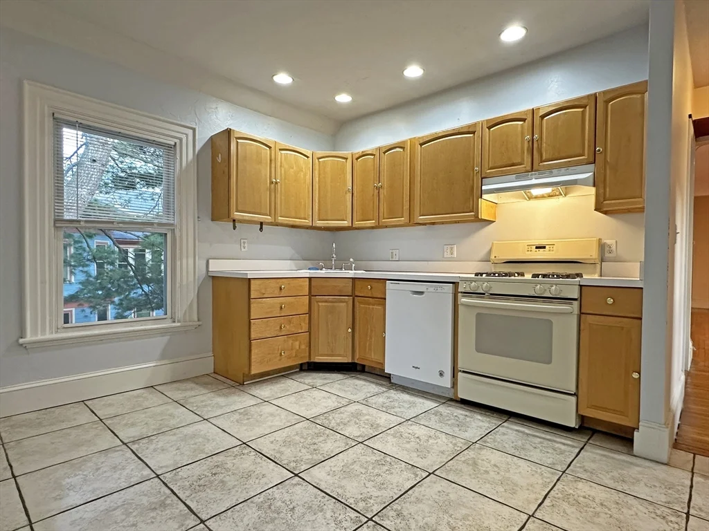 5 bed, 3 bath apartment for rent at 399 Newtonville Ave Unit 2, Newtonville — photo 7 of 24