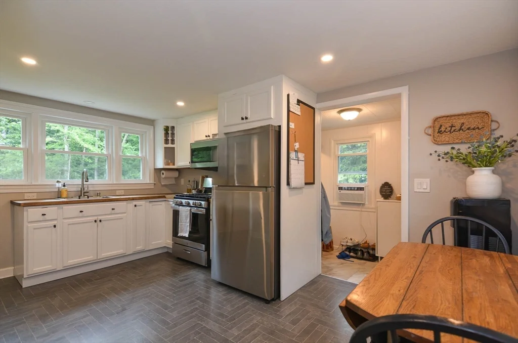 2 bed, 1 bath apartment for rent at 399 Shawsheen Ave, Wilmington — photo 10 of 32